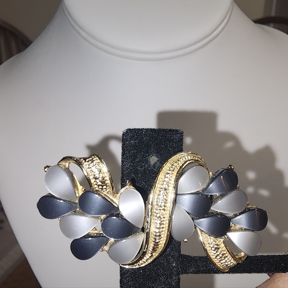 Vintage Two Tone Gray Thermoset and Swirled Goldtone Brooch - Picture 2 of 5